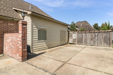 103 Dubonet-court yard pp