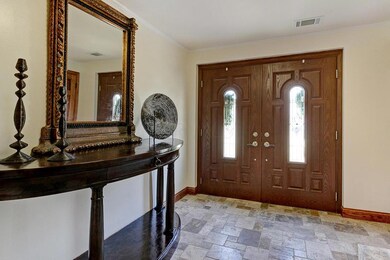 3762_Walhaven-foyer