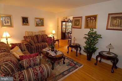 9302 Lynmont Dr, Adelphi, MD 20783 - photo 2