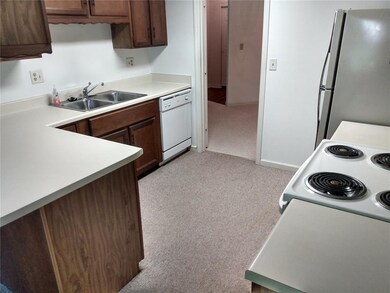 3814 Foxborough Terrace NE unit A, Cedar Rapids, IA 52402 - photo 5