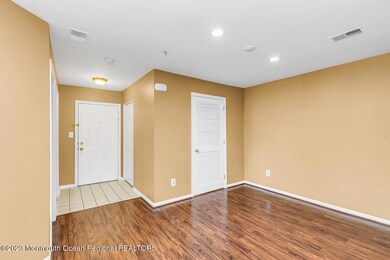 302 Wedgewood Cir unit 313, Belford, NJ 07718 - photo 3