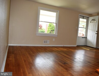 1154 Foxwood Ln, Essex, MD 21221 - photo 2