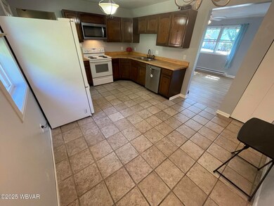 1061 Cloverton Dr, Columbia, PA 17512 - photo 4