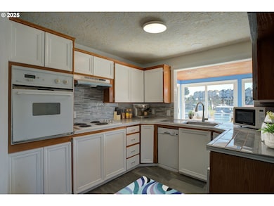 300 NE Tomahawk Island Dr unit E10, Portland, OR 97217 - photo 6