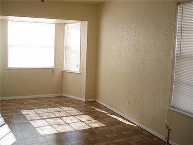 Lrg Bedroom w/ ceiling fan & walk in clo
