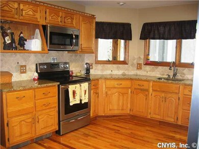 Kitchen Oak Kitchen with Stainless Appliances