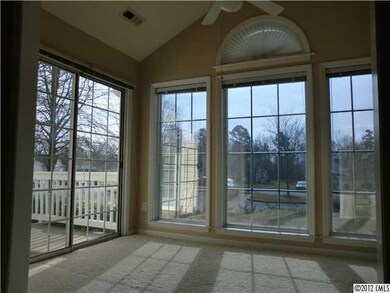 Sunroom - Open and airy sunroom