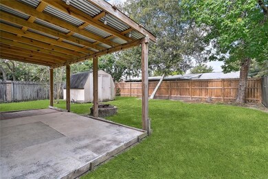 Covered patio w/firepit
