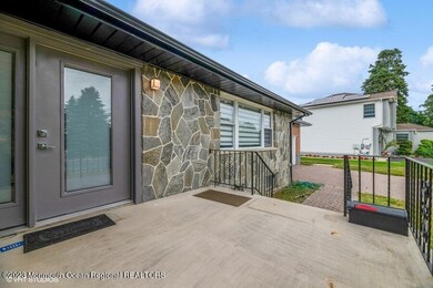 04_55LocustAve_2004_LowRes