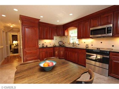 Kitchen - Granite, custom cabinets, stainless appl