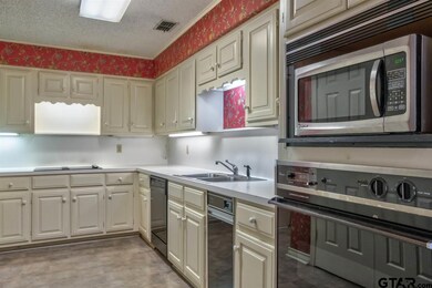 401 401 Amberwood Cir, Tyler, TX 75701 - photo 6