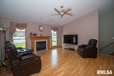 1637 W 64th St, Davenport, IA 52806 - photo 2