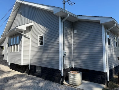 203 W Walnut St, Washington, IN 47501 - photo 4