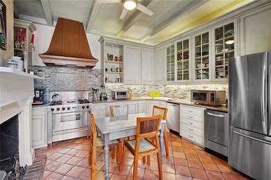 Eat-in gas kitchen w/tile floors