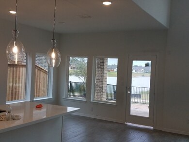 LARGE BREAKFAST AREA WITH AWESOME VIEWS OF LAKE