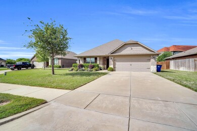 205 Baker Dr, Ennis, TX 75119 - photo 5