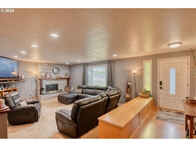 Living Room/Entrance