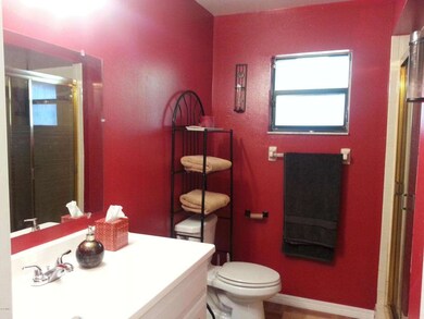 Master En Suite With Large Linen Closet