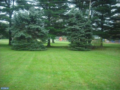 1424 Cathys Ln, North Wales, PA 19454 - photo 2