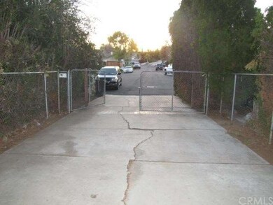 long driveway back to house, end of cul de sac str