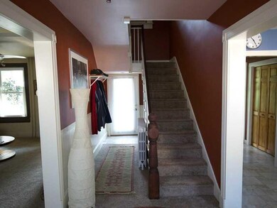 Entry/Foyer.