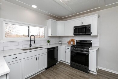 7121 Benton Ct, Urbandale, IA 50322 - photo 3