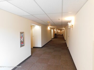 3 Village Cir unit 402, Stroudsburg, PA 18360 - photo 3