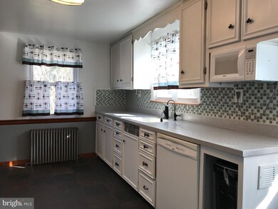 498 Manatawny St, Pottstown, PA 19464 - photo 2