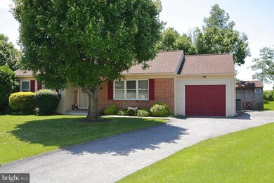 306 Cottonwood Ln, New Holland, PA 17557 - photo 2
