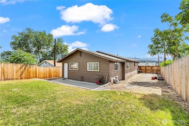 724 S Chelan Ave, Wenatchee, WA 98801 - photo 2