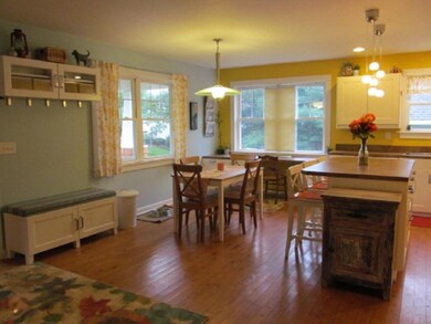 WhitesideLn3522-KitchenDining2