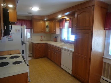 297 Roosevelt Ave, Springfield, MA 01118 - photo 4