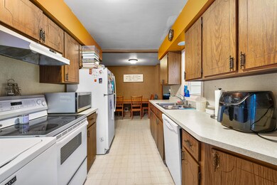 709 W Jefferson St, Waupun, WI 53963 - photo 2