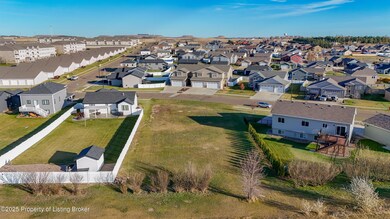 3351 Calvin Dr, Dickinson, ND 58601 - photo 7