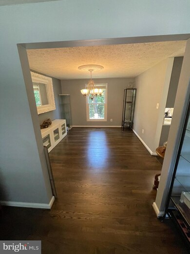 9002 Macsvega Ct, Lorton, VA 22079 - photo 3