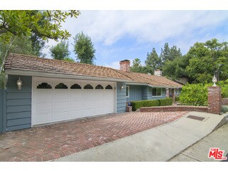 Two car garage w/ direct access to house
