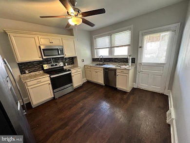 744 Roosevelt Ave, Norristown, PA 19401 - photo 6