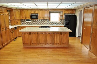 6424 Bluejacket St, Shawnee, KS 66203 - photo 3