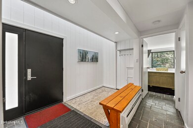 40 Foyer