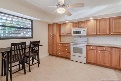 Kitchen & Breakfast Area