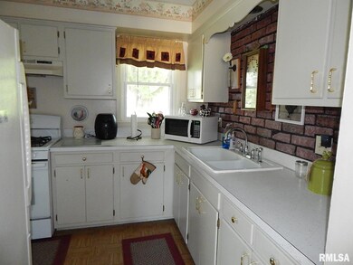 2317 W 36th St, Davenport, IA 52806 - photo 4