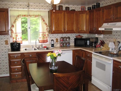 16 Winslow Dr, Schenectady, NY 12309 - photo 5