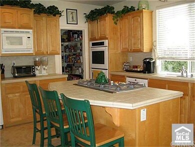 KIT ISLAND W/ 5 BURNER GAS COOK TOP , WALK IN PANT