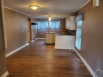 720 SE 26th St, Topeka, KS 66605 - photo 2