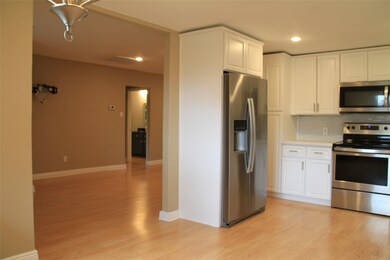 311 N Lee St, Alvin, TX 77511 - photo 6