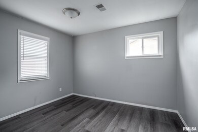 2811 W 70th St, Davenport, IA 52806 - photo 5