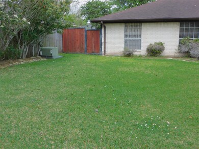 10327 Kirkglen Dr, Houston, TX 77089 - photo 2