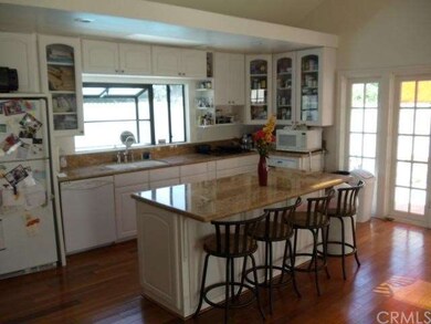 Beautiful Kitchen with Granite counter tops ,Islan