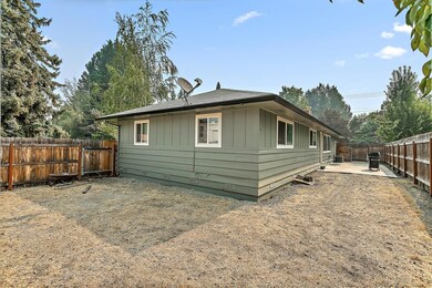 907 Beall Ln, Central Point, OR 97502 - photo 5