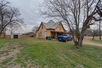 805 Buck St, Gainesville, TX 76240 - photo 3